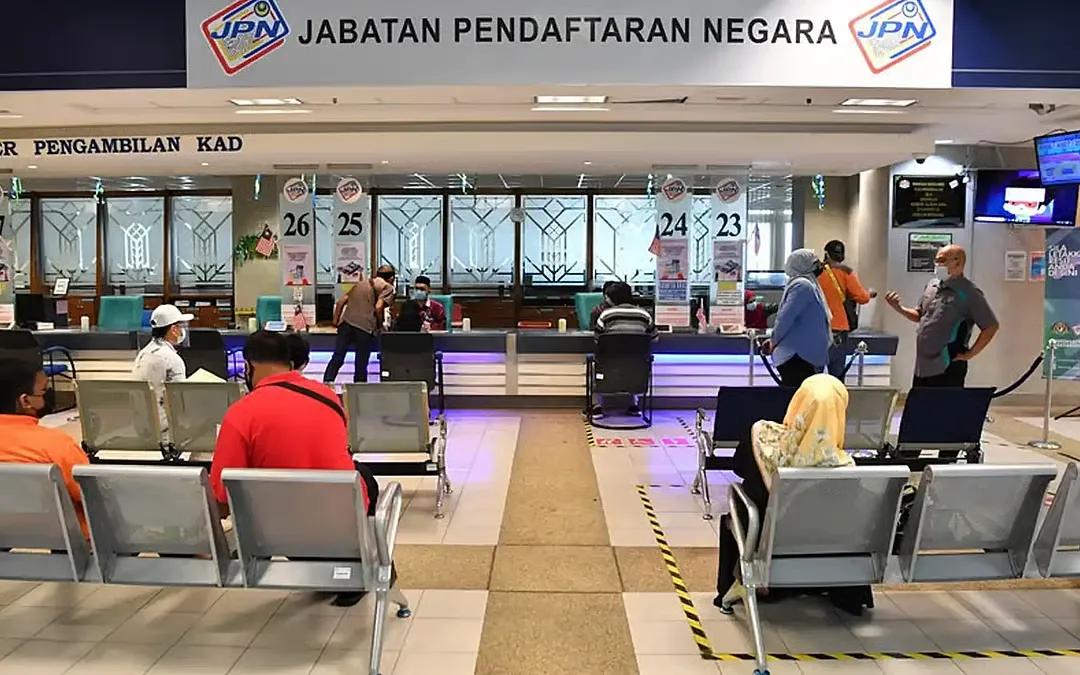 Orang ramai menunggu giliran dan berurusan di kaunter Jabatan Pendaftaran Negara dalam suasana yang teratur