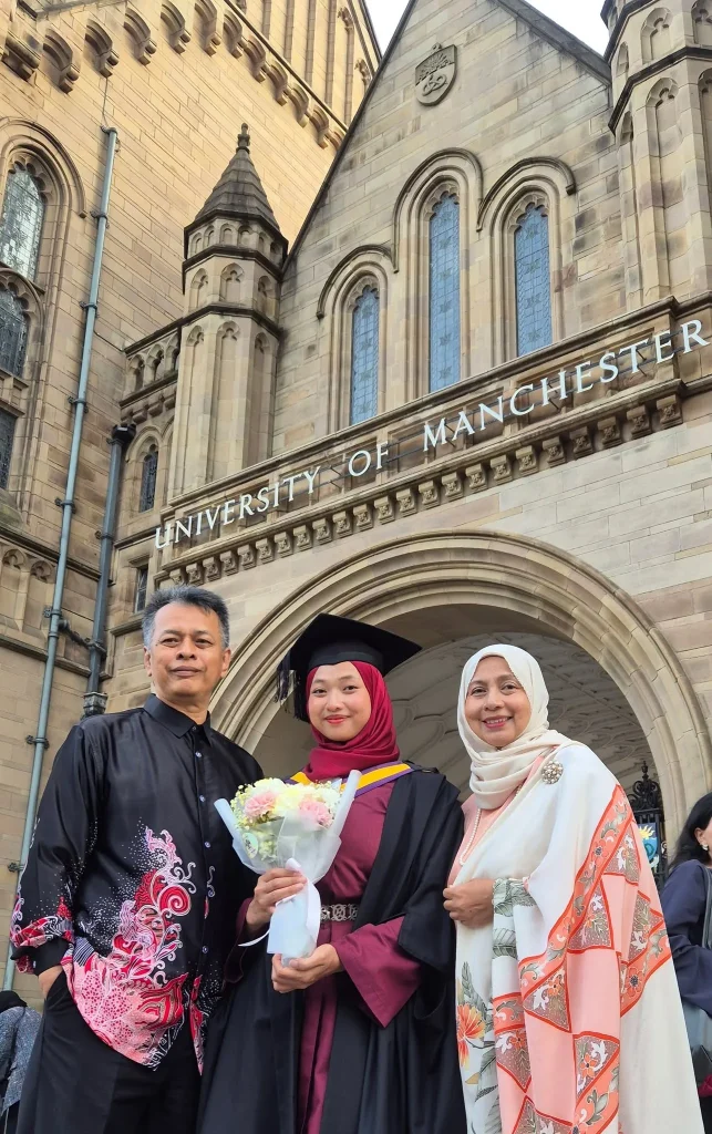 Iman Mohamad Afif bergambar solo dalam jubah dan mortarboard sempena graduasi di University of Manchester
