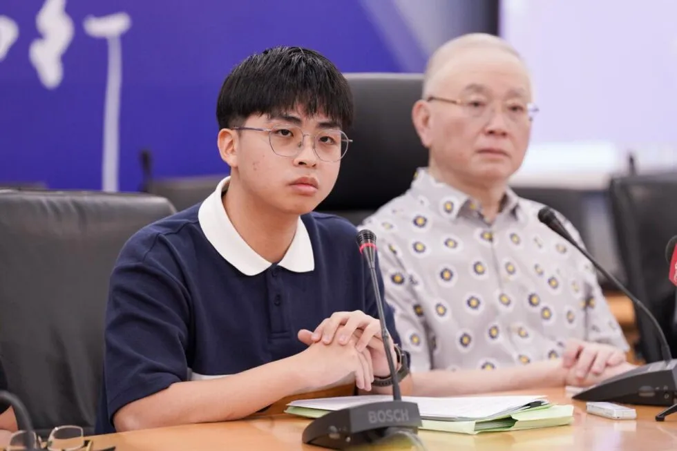 Edward Wong, pelajar cemerlang STPM PNGK 4.0 yang tular kerana isu kemasukan universiti, menghadiri sidang media bersama Presiden MCA Datuk Seri Wee Ka Siong.