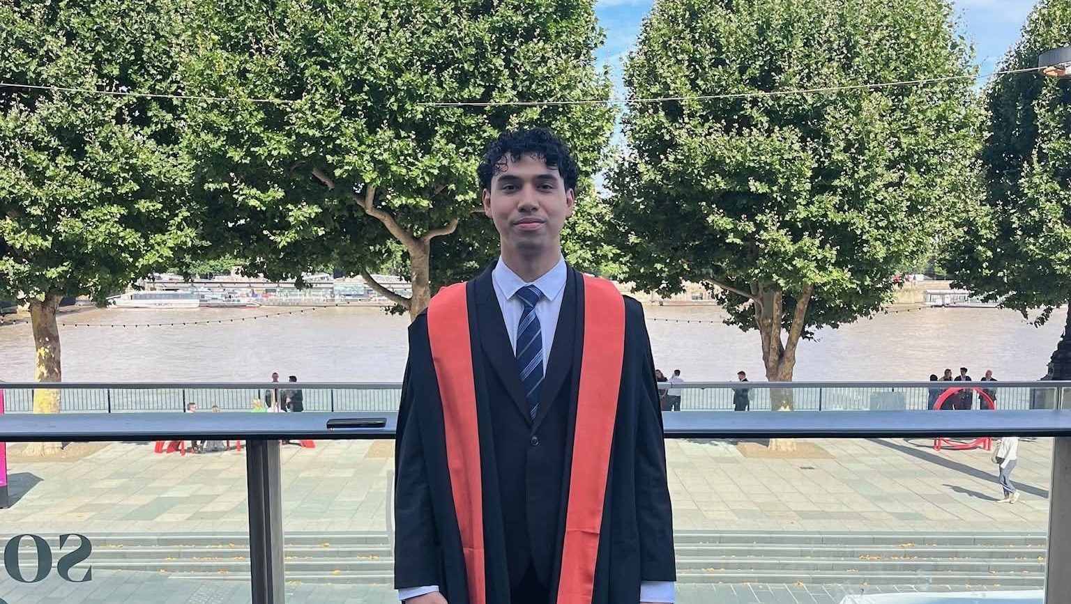 Mohammed Bhilal Kalam Azam mengenakan jubah konvokesyen selepas menamatkan pengajian di King’s College London dengan First Class Honours dalam bidang Kejuruteraan Bioperubatan.