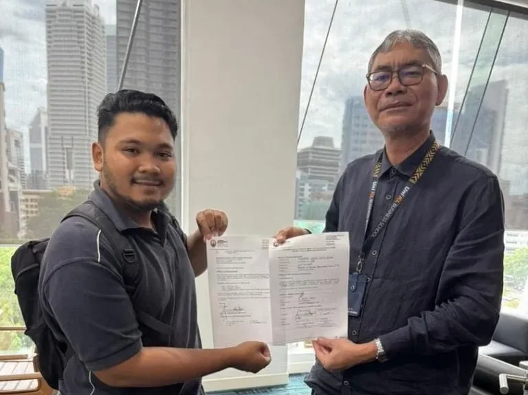 Pelajar cemerlang Muhammad Ashraf Saipul Nizam menerima surat tawaran pembiayaan MARA bagi menyambung pengajian di UniKL Business School bersama wakil MARA di pejabat.