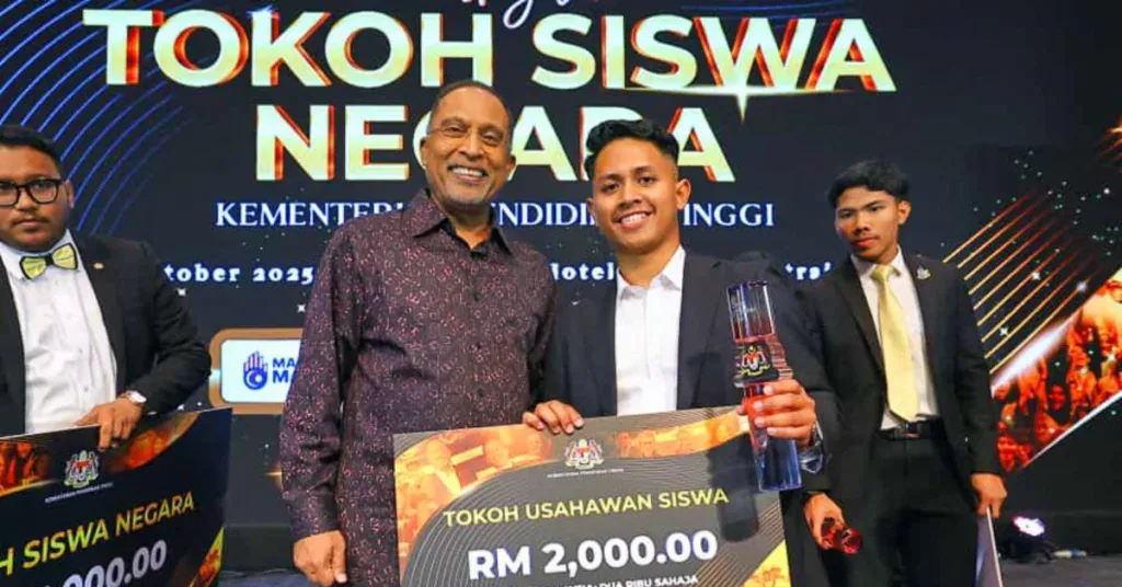 Hafidz Shahril Izwan Vertico UPM menerima anugerah Tokoh Usahawan Siswa 2025 bersama wakil Kementerian Pendidikan Tinggi