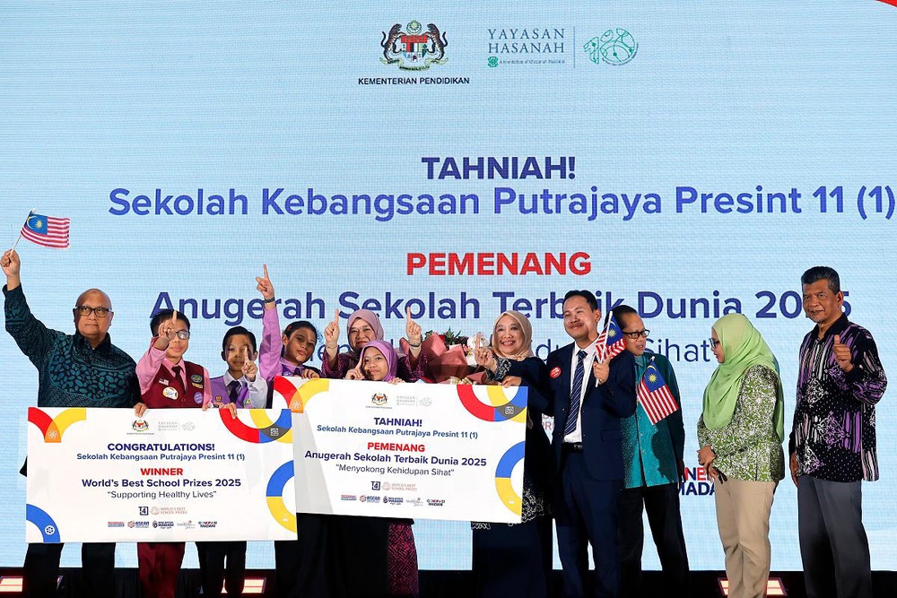 Barisan guru dan wakil SK Putrajaya Presint 11(1) menerima Anugerah Sekolah Terbaik Dunia 2025 di pentas utama bersama Menteri Pendidikan Malaysia.