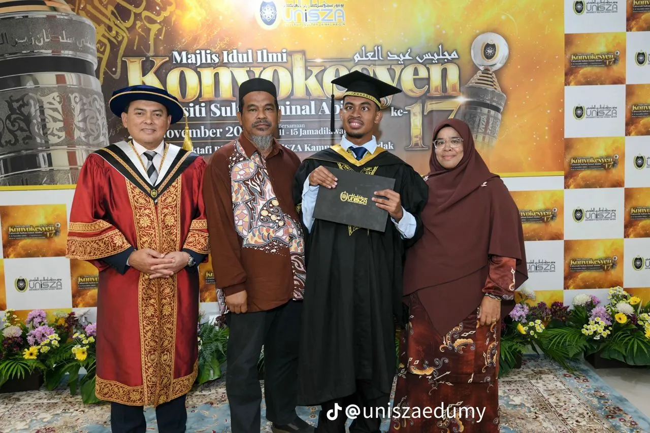 Graduan OKU Zulfaqar Aslam bersama ibu bapa dan pegawai universiti semasa Majlis Konvokesyen UniSZA ke-17.