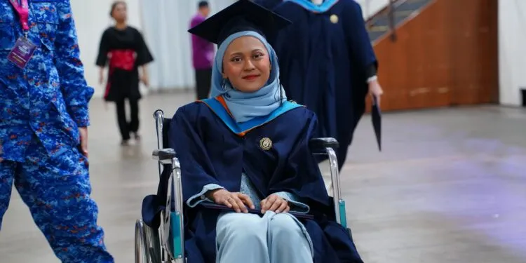 Liyana Afiera, graduan UniKL berkerusi roda, menghadiri Majlis Konvokesyen Universiti Kuala Lumpur selepas pulih daripada kanser tulang.