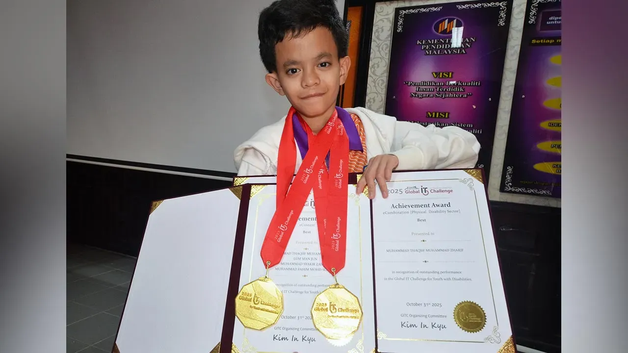 Pelajar OKU memegang dua pingat emas dan sijil kemenangan pertandingan Global IT Challenge.