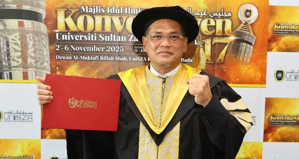 Dr. Zamri Chik bergambar dengan sijil semasa Majlis Konvokesyen UniSZA