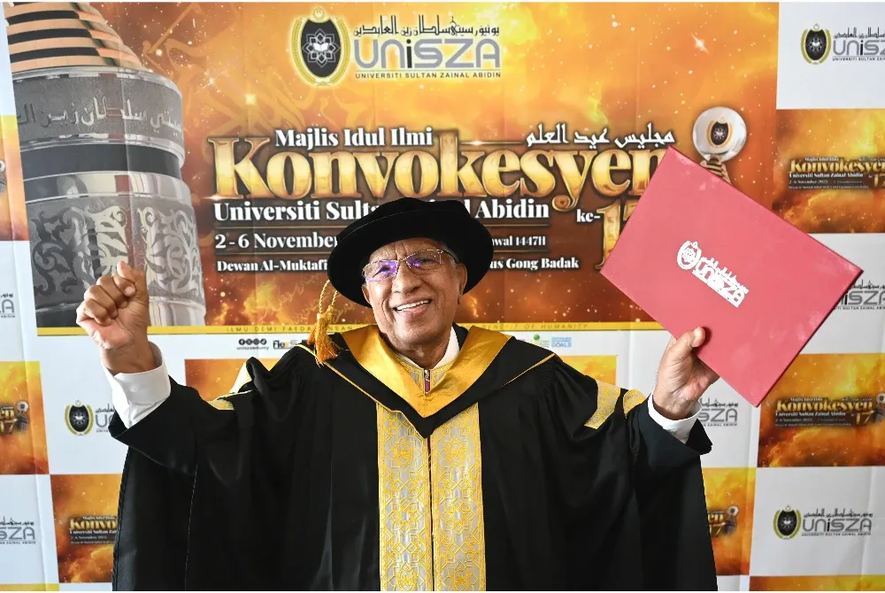 Peguam veteran meraikan kejayaan menerima PhD pada Majlis Konvokesyen UniSZA.
