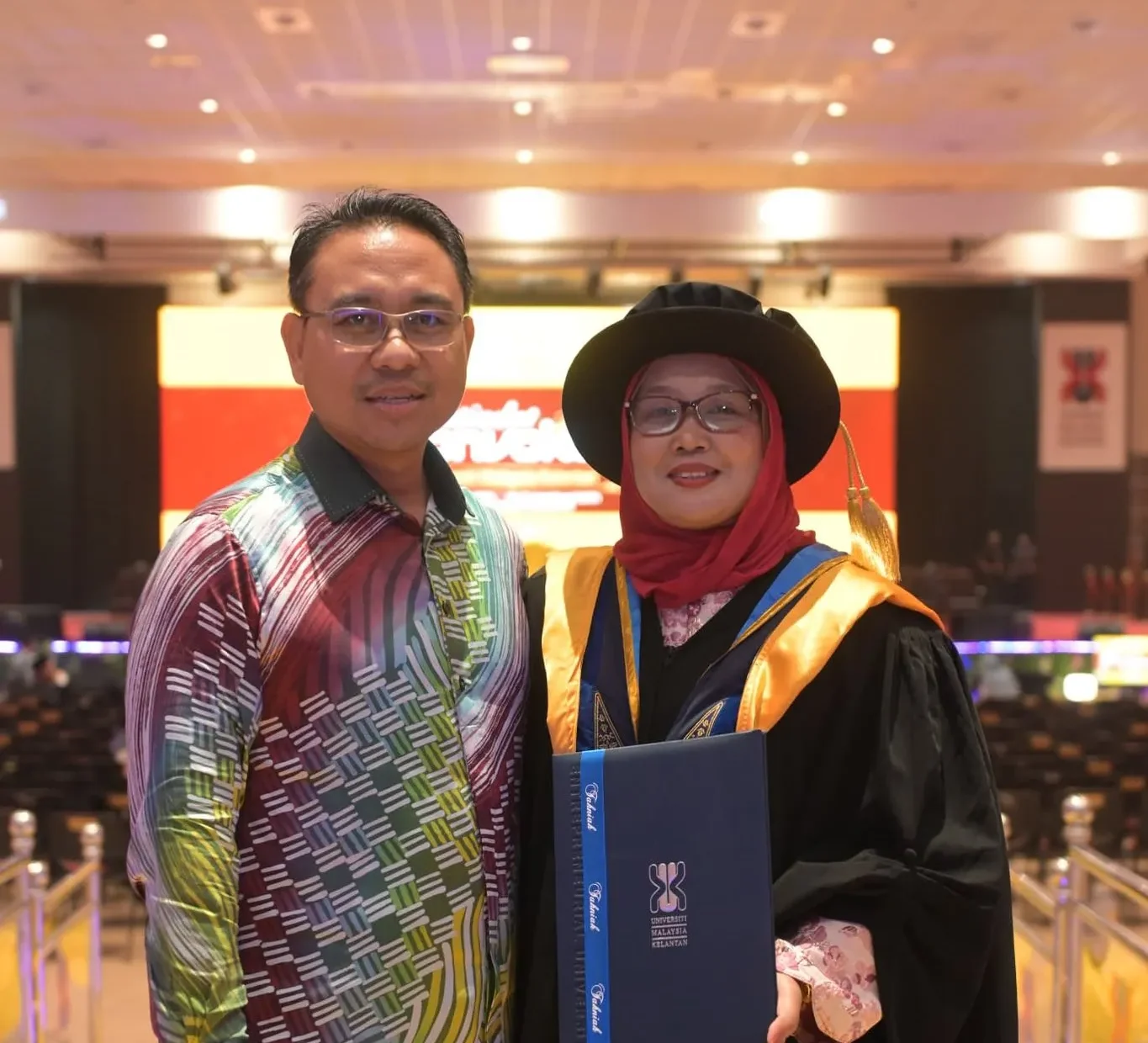 Dr. Fadhilahanim Aryani Abdullah, pensyarah UMK yang menjalani kimoterapi dan pembedahan, bergambar bersama suami selepas menerima ijazah PhD.