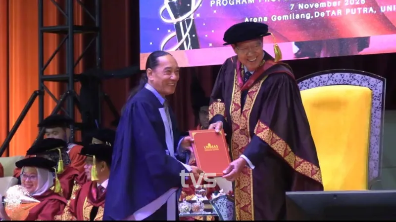 Graduan warga emas menerima sijil semasa Majlis Konvokesyen UNIMAS.