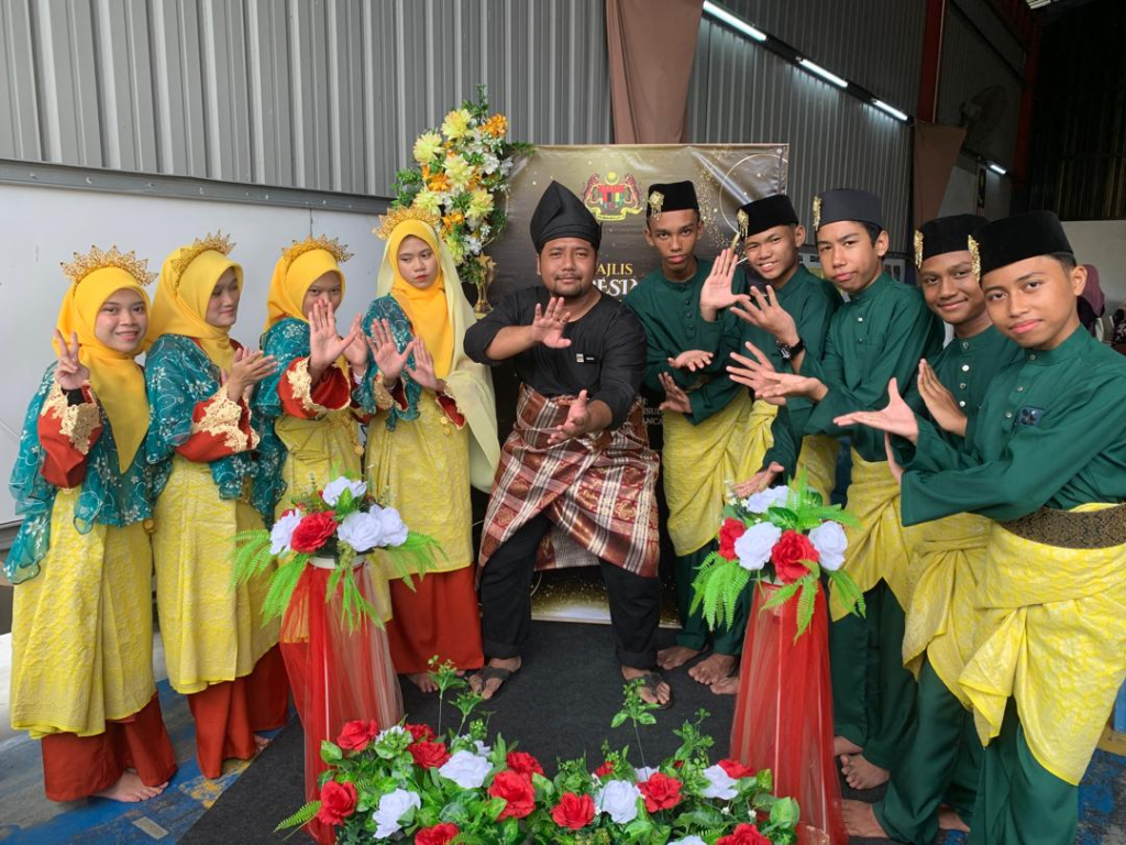 Pelajar PPKI SMK Kota Masai dalam busana tradisional membuat persembahan sempena Majlis Apresiasi Pendidikan Khas Pasir Gudang.