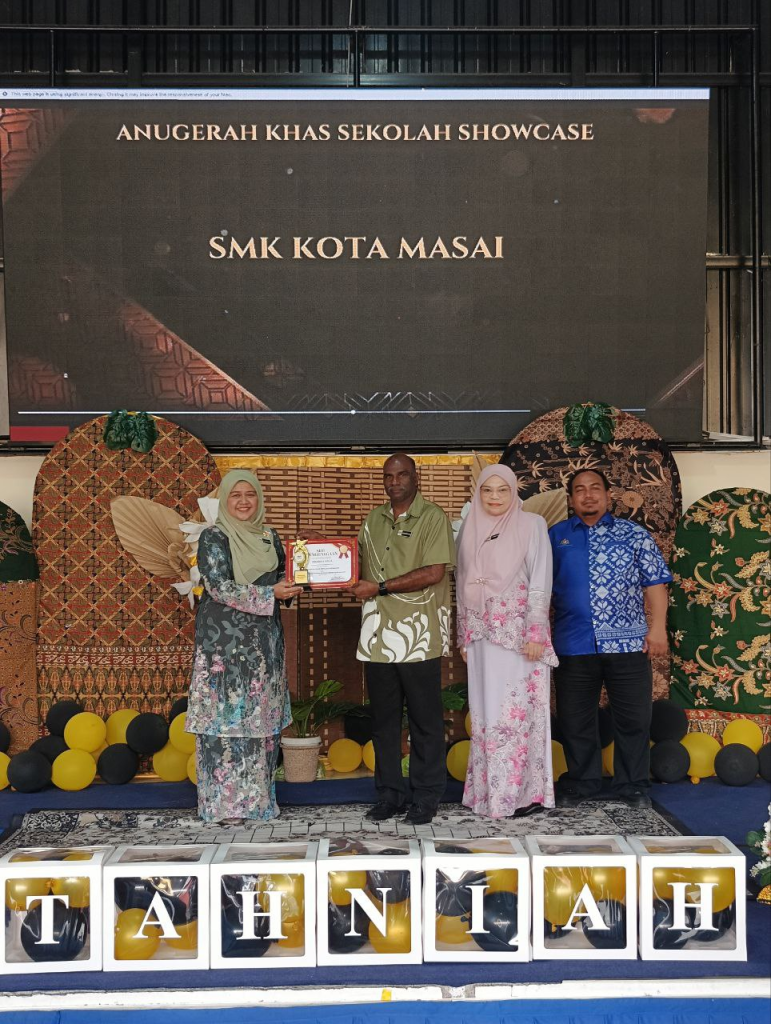 PPKI SMK Kota Masai menerima Anugerah Khas Sekolah Showcase 2025 dalam Majlis Apresiasi Pendidikan Khas Daerah Pasir Gudang.