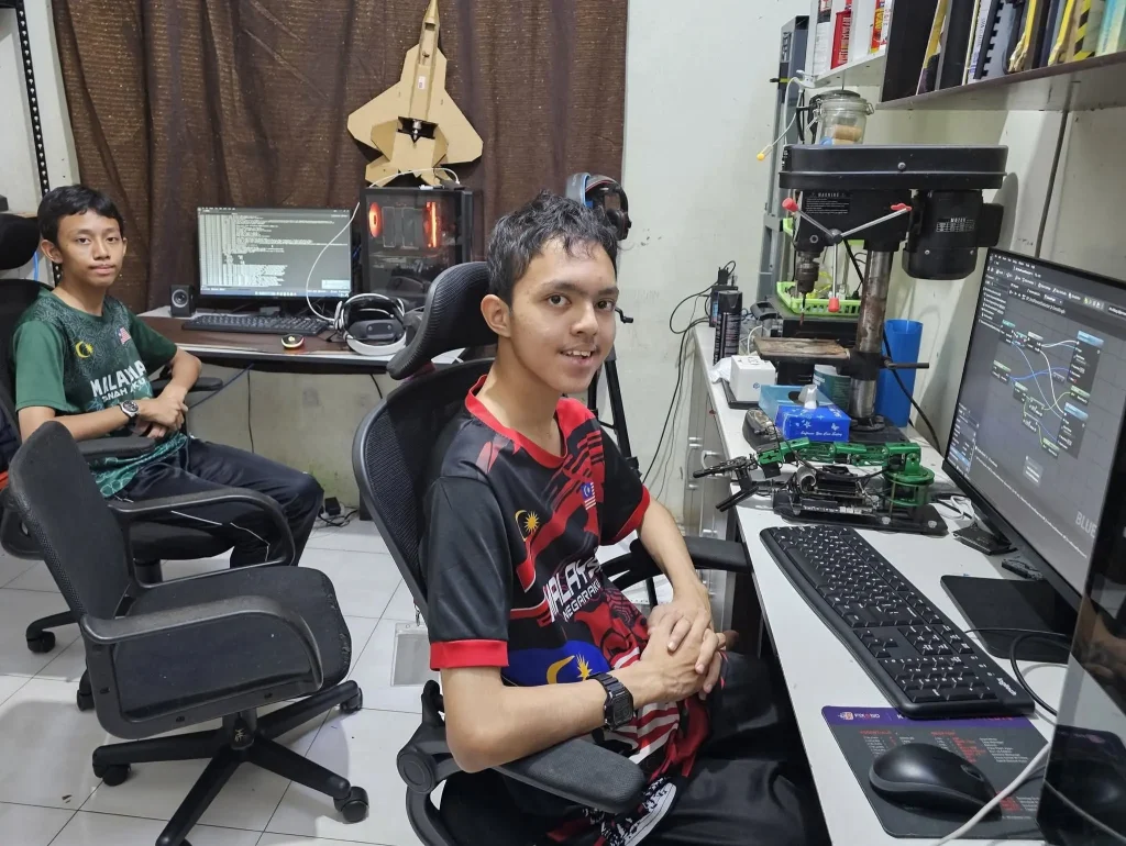 Model roket pendidikan dan peralatan teknologi dalam ruang kerja STEM pelajar Malaysia.
