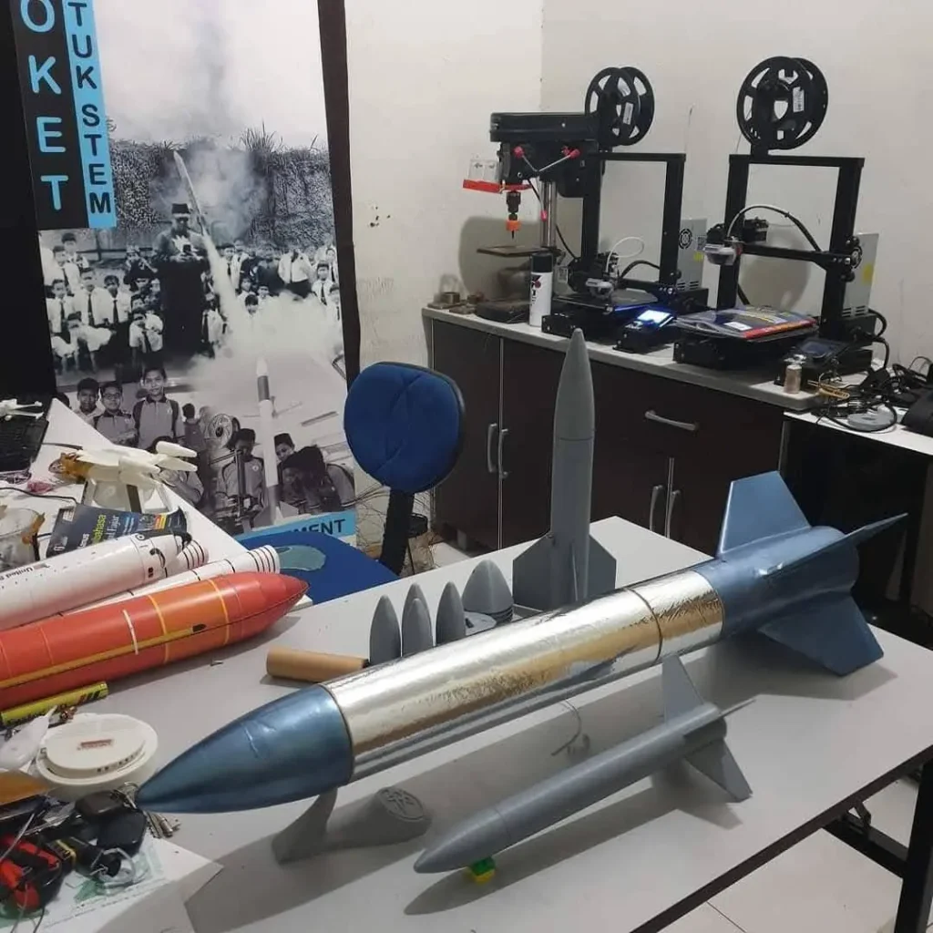 Deretan roket bersaiz berbeza bagi projek teknologi dan pembelajaran STEM.
