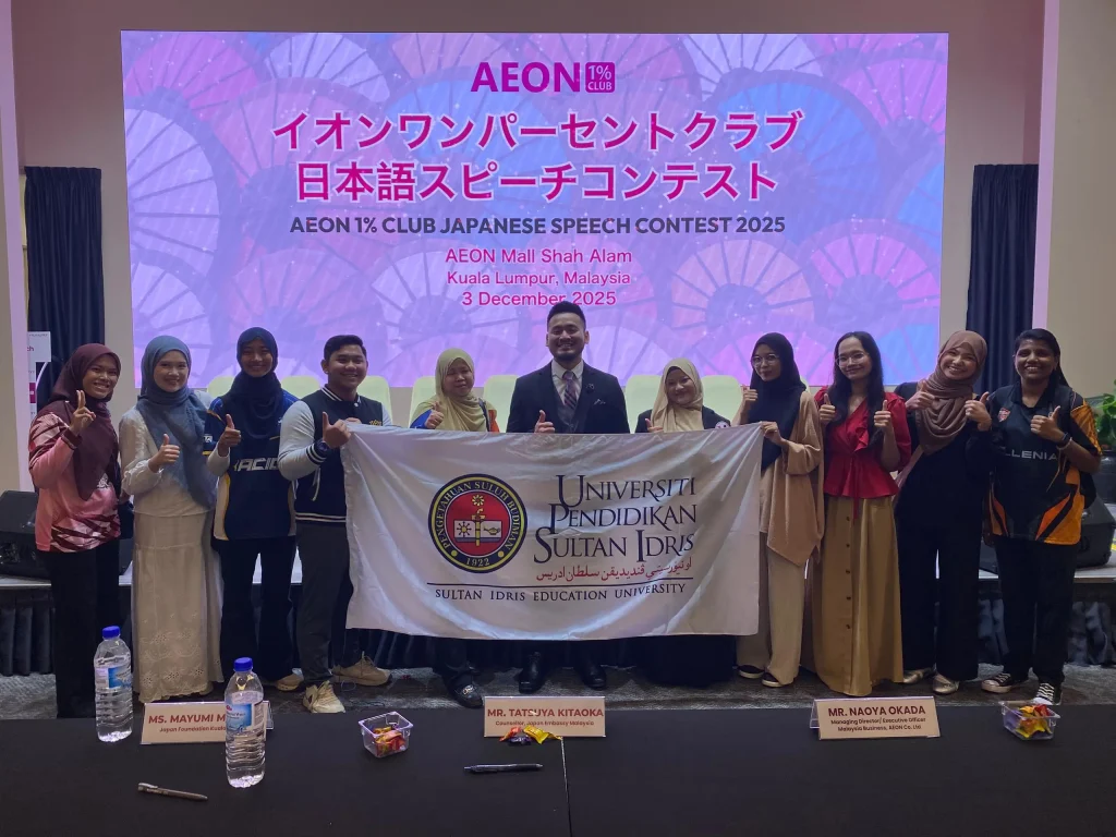 Syahrizal dan Nurin bergambar bersama tenaga pengajar serta penyokong pada AEON 1% Club Japanese Speech Contest 2025 di AEON Mall Shah Alam.