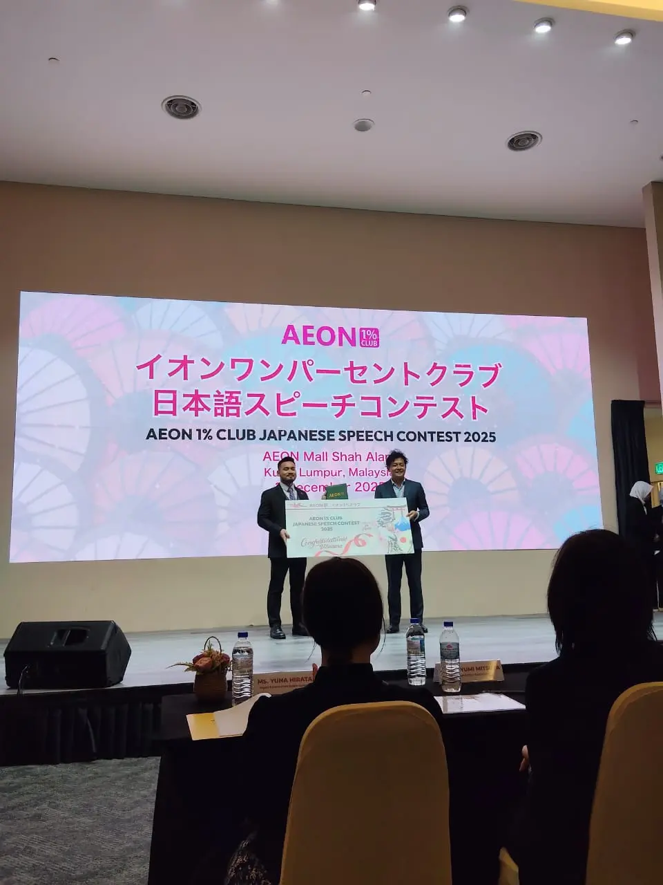 Syahrizal menerima anugerah juara AEON 1% Club Japanese Speech Contest 2025 di AEON Mall Shah Alam.