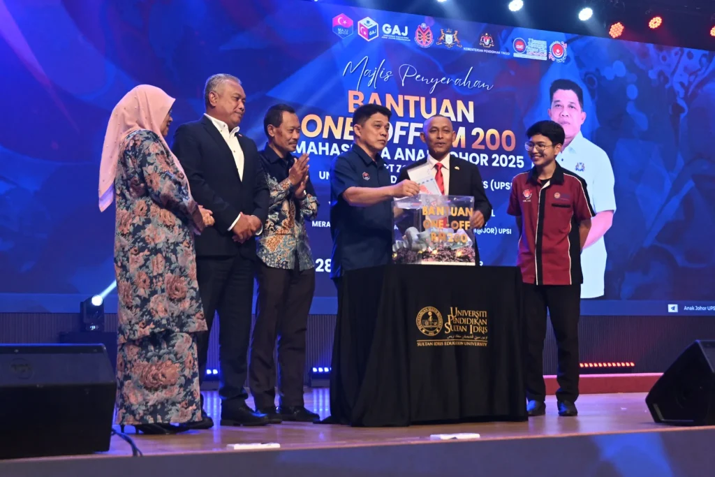 Mohd Yusla menyempurnakan gimik perasmian Majlis Penyerahan Bantuan Mahasiswa Anak Johor 2025 Zon Perak di UPSI.