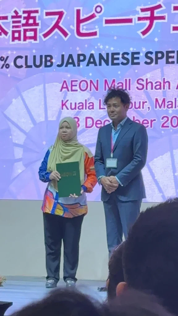 Norhana menerima Anugerah Pembimbing Terbaik pada AEON 1% Club Japanese Speech Contest 2025 di AEON Mall Shah Alam.