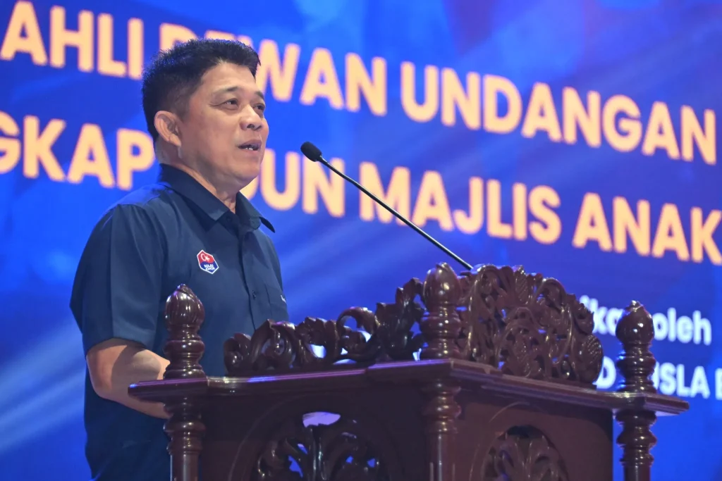 Mohd Yusla berucap merasmikan Majlis Penyerahan Bantuan Mahasiswa Anak Johor 2025 Zon Perak di Dewan Tuanku Canselor UPSI.