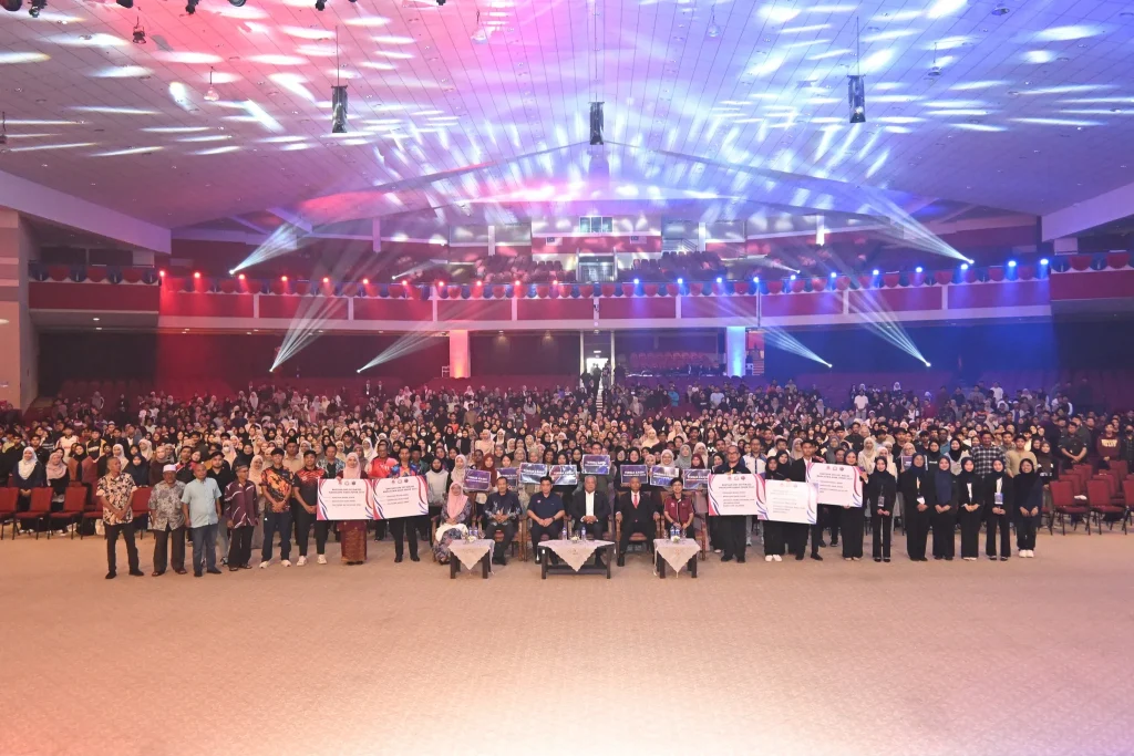 Mohd Yusla bersama pengurusan UPSI dan mahasiswa anak Johor pada Majlis Penyerahan Bantuan Mahasiswa Anak Johor 2025 Zon Perak.