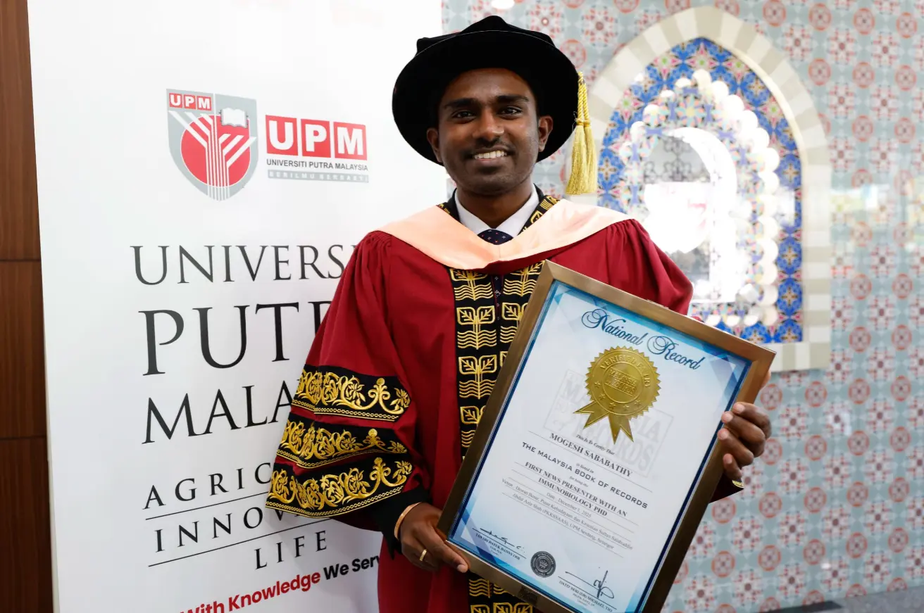 Pembaca berita BERNAMA Mogesh Sababathy menerima sijil MBOR dan skrol PhD Imunobiologi UPM