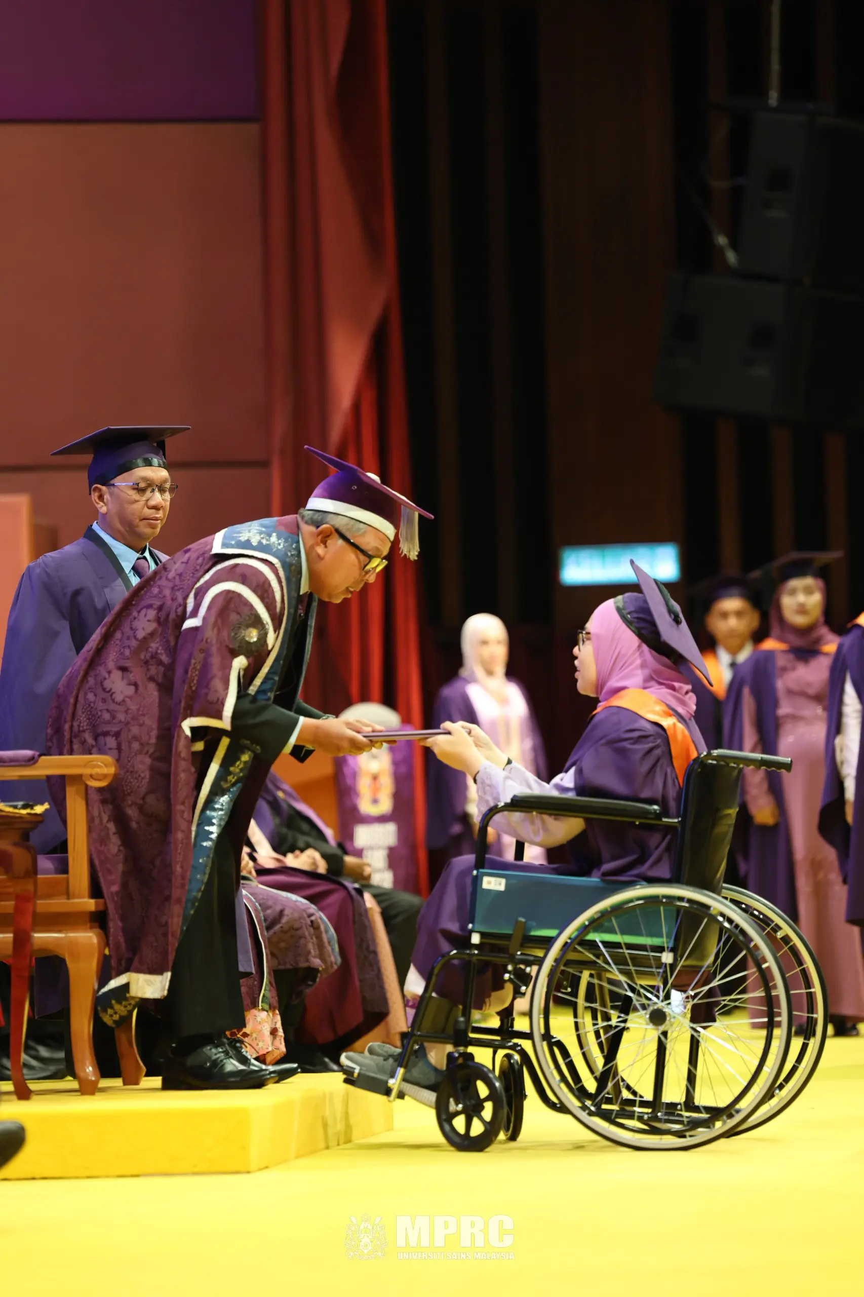 graduan usm pain syndrome terima ijazah menggunakan kerusi roda di majlis konvokesyen