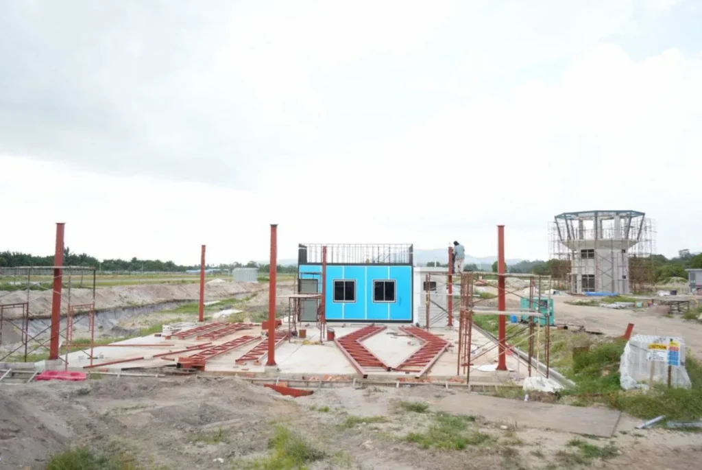 Pembinaan fasiliti latihan dan menara kawalan di kawasan Universiti Tun Hussein Onn Malaysia yang sedang giat dijalankan