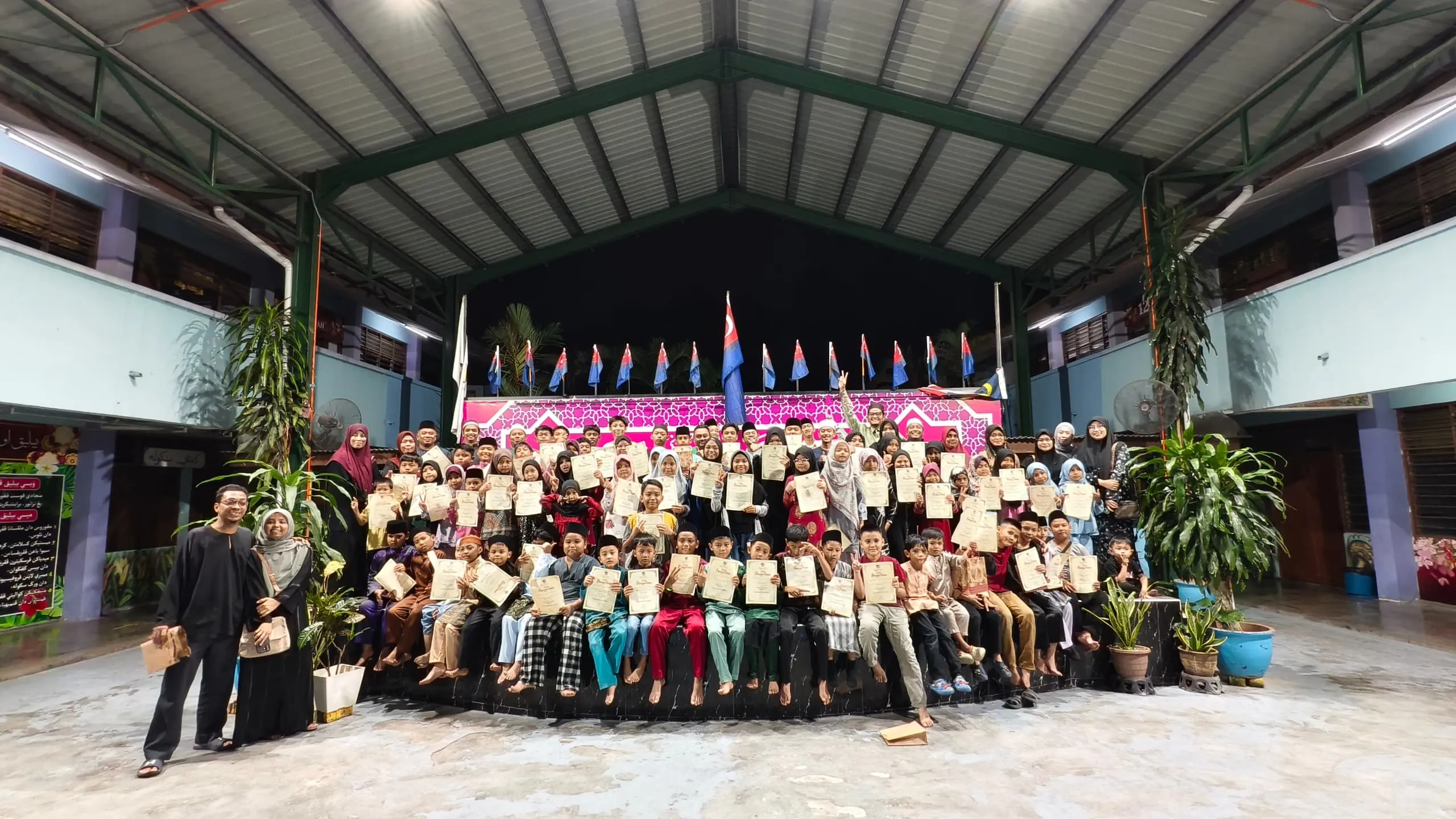Peserta dan tenaga pengajar bergambar bersama selepas Majlis Penyampaian Sijil Program Seronoknya Mengaji 3.0 di Sekolah Agama Pasir Gudang 2, Johor.