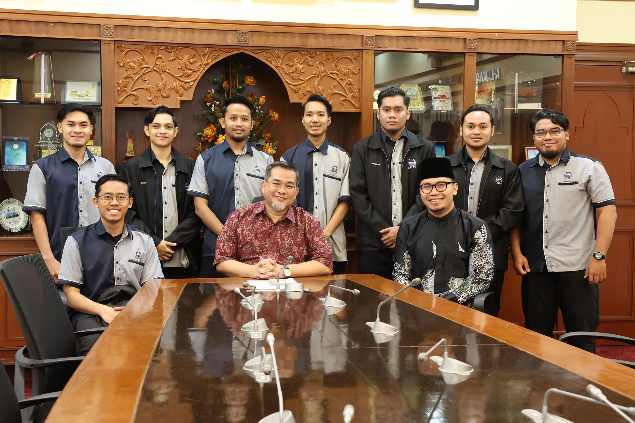 11 pelajar USIM dipilih sebagai imam Tarawih di Osaka Jepun bergambar bersama pihak pengurusan universiti