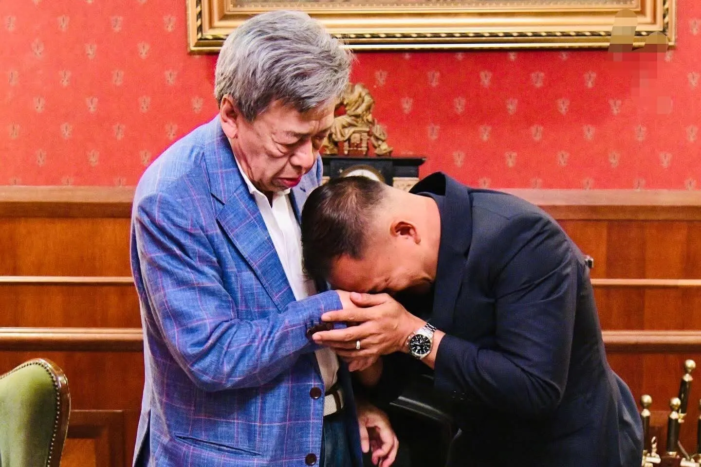 Seorang lelaki diziarahi dan dipeluk oleh seorang Raja dalam pertemuan penuh emosi di istana selepas menerima pengampunan