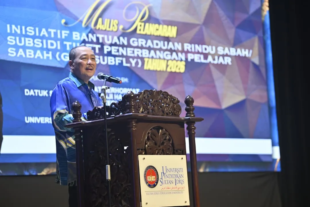 Datuk Seri Panglima Hajiji Noor menyampaikan ucapan perasmian Majlis Pelancaran GRS/SUBFLY 2026 di Panggung Percubaan Kampus Sultan Azlan Shah, UPSI.