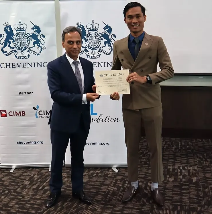 Aliff Hakimi menerima pengiktirafan sebagai Chevening Scholar dalam majlis rasmi