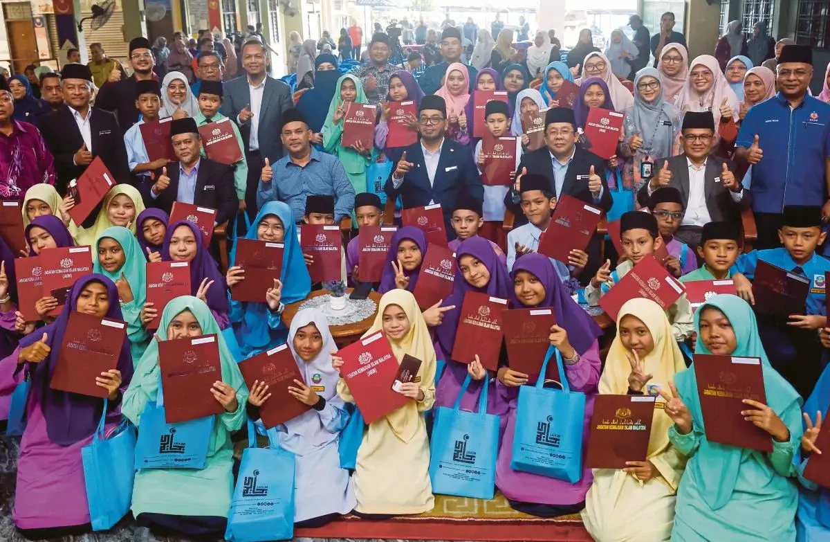 Calon cemerlang bergambar selepas Majlis Pengumuman Keputusan UPKK 2025 di Kuala Lumpur