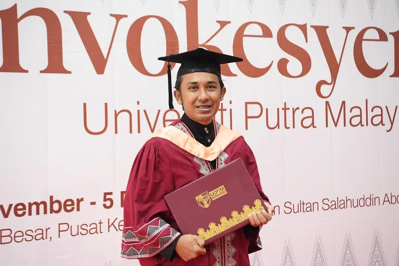 Dr Alif Jasni menerima ijazah Sarjana Gender dan Pembangunan di Universiti Putra Malaysia