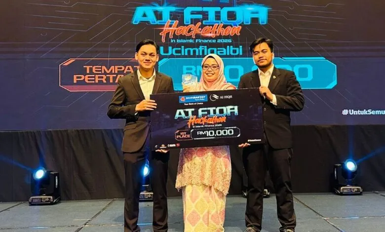 Ubaidah dan Faiz memenangi USIM AI Fiqh Hackathon 2026 dalam majlis penyampaian hadiah
