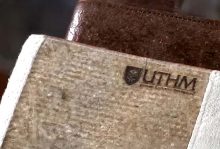 Tekstur kulit alternatif berasaskan sisa tanaman dengan cap logo UTHM