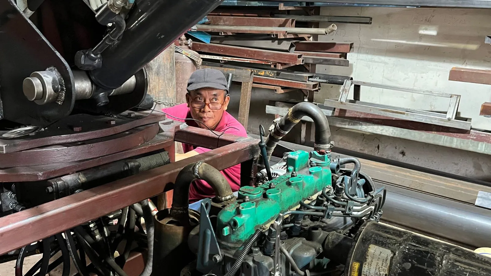 Zulkifli Haron mengendalikan enjin dan mesin inovasi di bengkel kejuruteraan