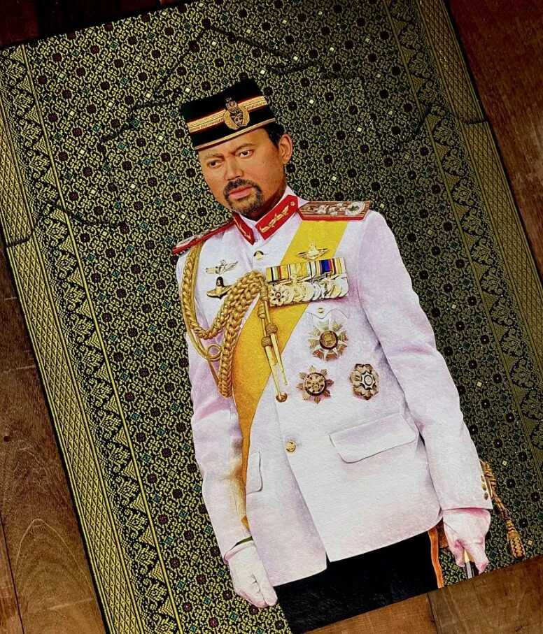 potret Putera Mahkota Brunei lukisan Darwisy Mustafani menggunakan emas 999 dan kristal Swarovski