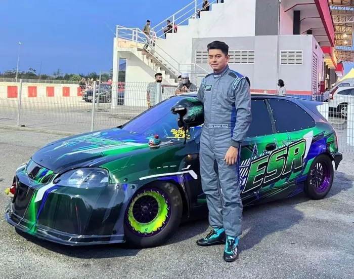 Adib ESR Motor berdiri di sebelah kereta drift ESR hijau di litar perlumbaan