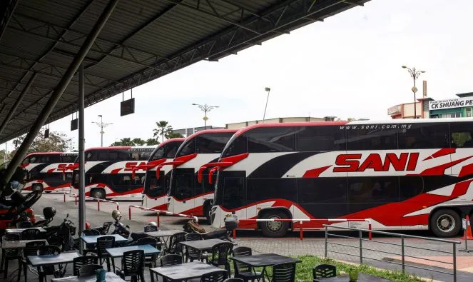 Bas dua tingkat Sani Express milik Dato Sri Wan Mohammad Sani Wan Salleh di Terminal Sani Klang