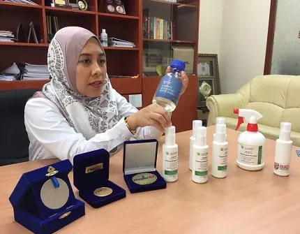 Dr Suraya menunjukkan produk HARVAST booster fotosintesis ciptaan Malaysia