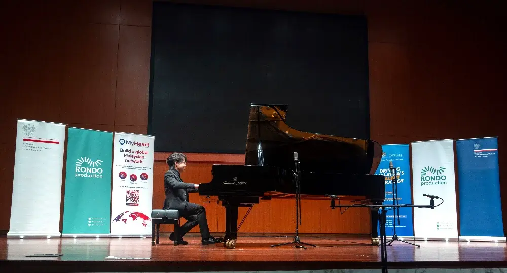 Vincent Ong bermain piano klasik dalam persembahan Homecoming di Malaysia