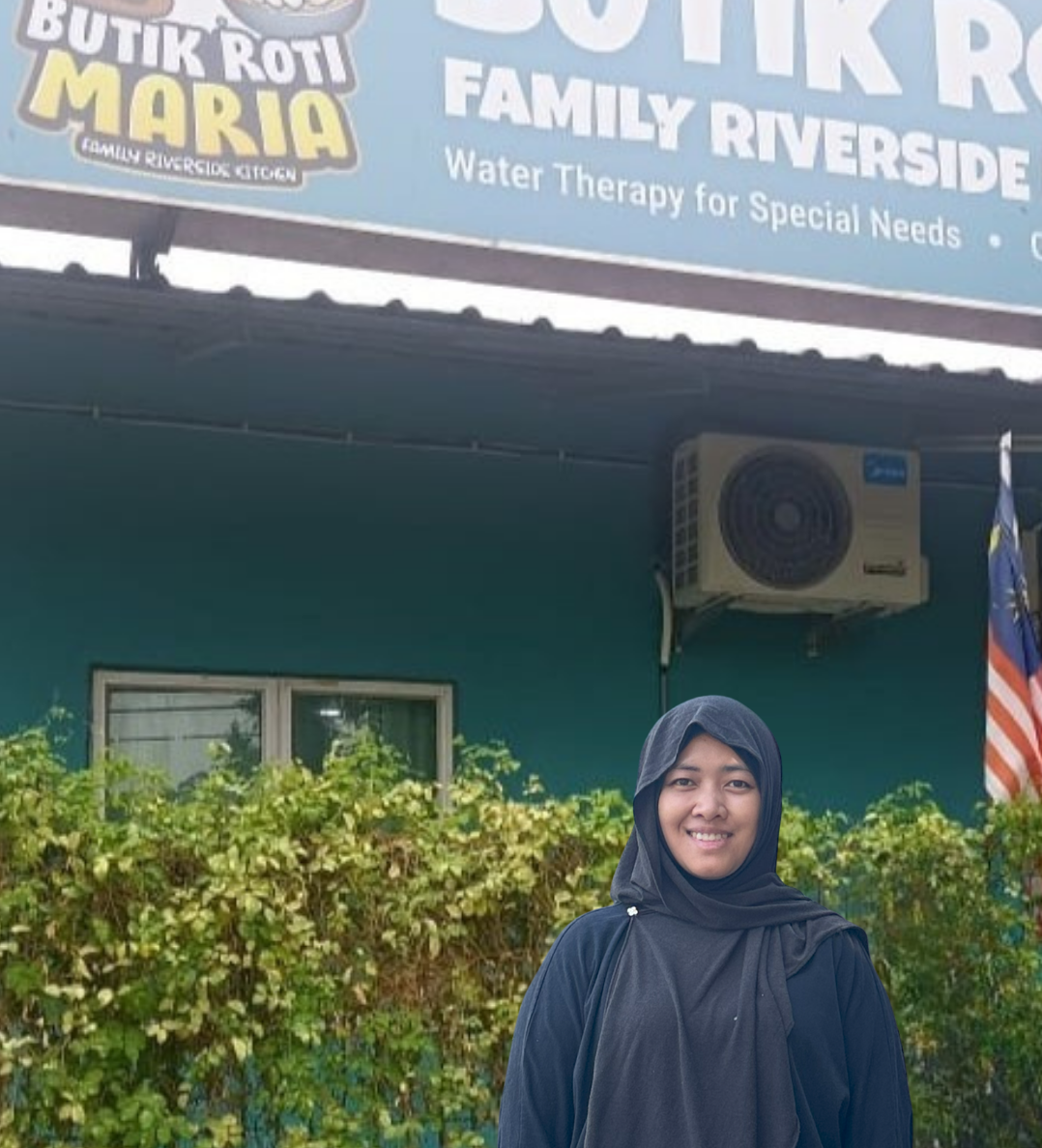 Pengasas Butik Roti Maria, Nurliyana Baudin di hadapan premis bakeri komuniti untuk anak istimewa