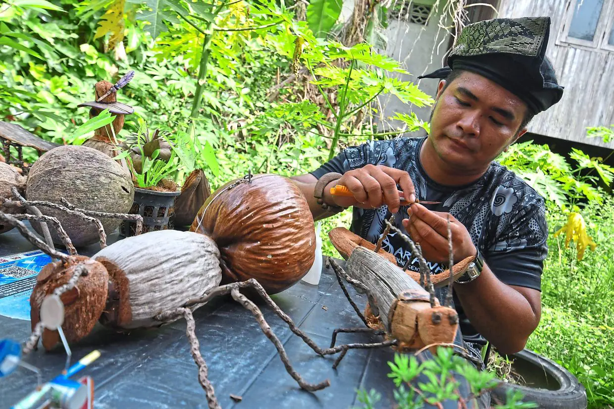 Mohd Zuki Ramli menghasilkan kraf sabut kelapa berbentuk semut menggunakan bahan terbuang di Kampung Kijang