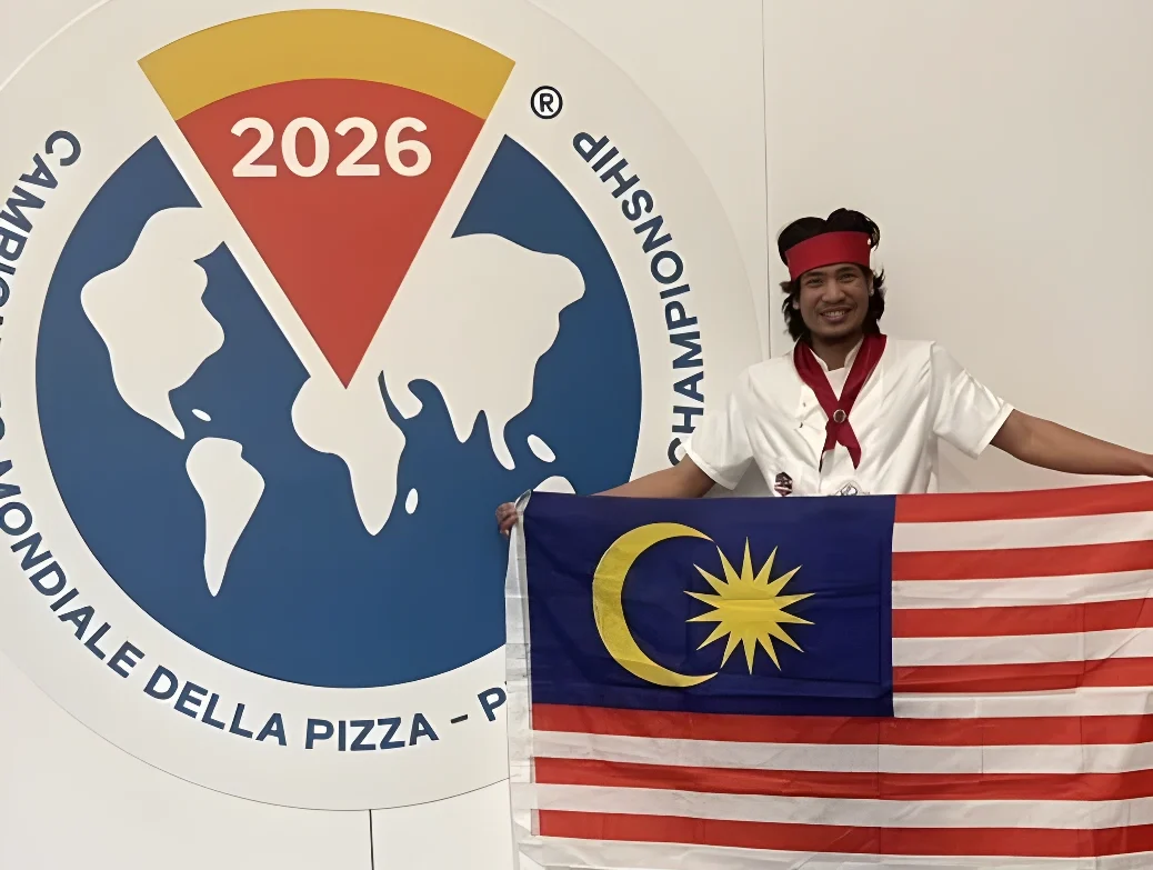 Zaini Ahmad pizza Malaysia di Pizza World Championship 2026 memegang bendera Malaysia