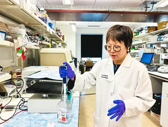 Dr Thein Swee Lay menjalankan penyelidikan genetik di makmal, penemuan BCL11A yang membawa kemenangan Breakthrough Prize 2026