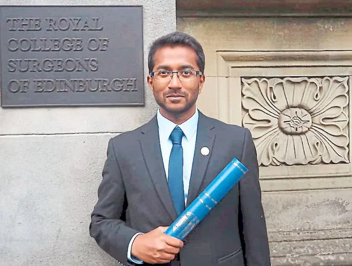 Dr Thomas Francis di Royal College of Surgeons of Edinburgh selepas menamatkan latihan kepakaran pembedahan kardiotorasik