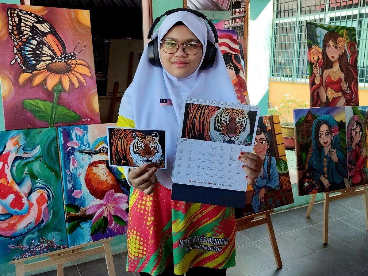 Ainul Syeefa Zamrol remaja autistik mempamerkan lukisan seni terpilih digunakan syarikat perbankan sebagai kalendar korporat