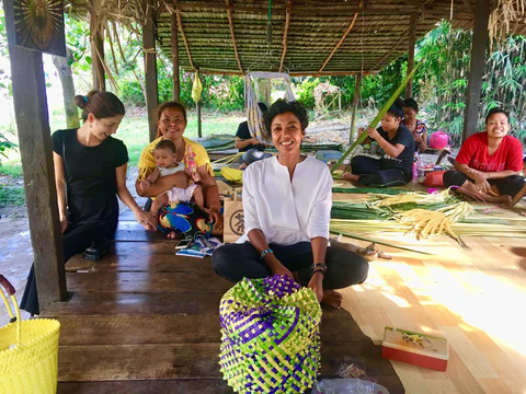 Pengasas Earth Heir bersama artisan wanita Malaysia menghasilkan anyaman kraf tangan dalam komuniti luar bandar