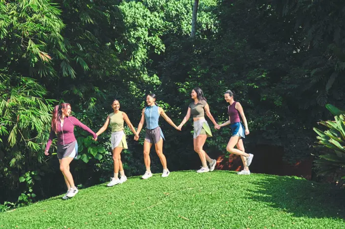 Wanita Malaysia memakai activewear lestari Terrae semasa aktiviti luar, menekankan keselesaan, pergerakan dan gaya hidup aktif